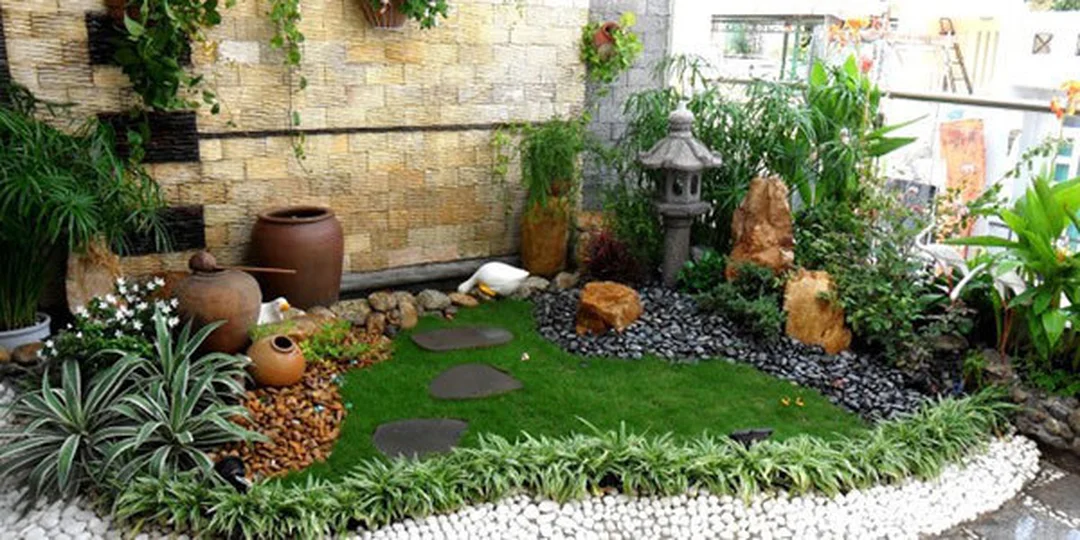 phong thủy nhà chữ l với tiểu cảnh cây xanh làm đầy góc khuyết